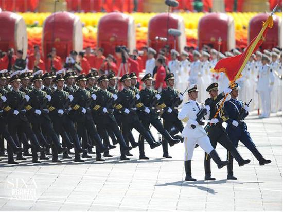 阅兵队英姿飒爽，整齐划一