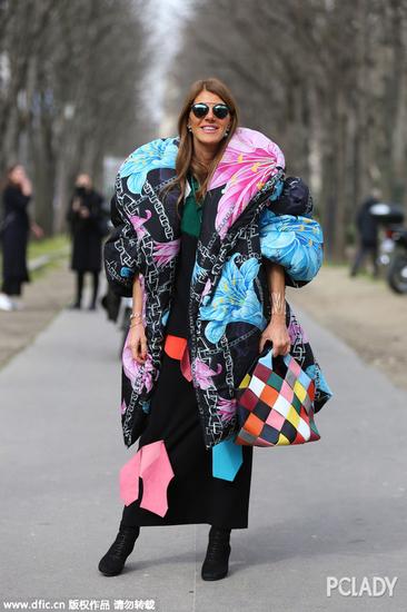 Anna Dello Russo身穿彩色羽绒服