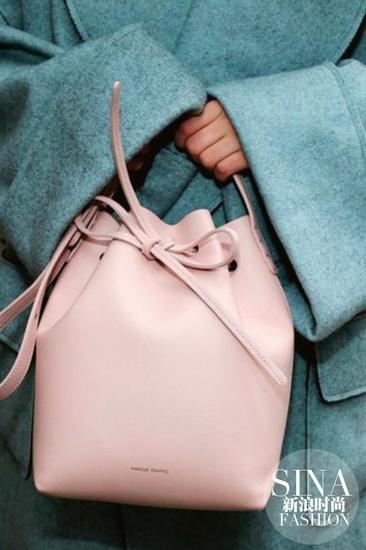 人人都爱的MANSUR GAVRIEL水桶包，除了黑色和棕色，粉色也能很好看